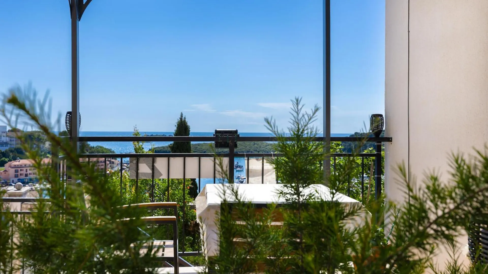 Studio With Terrace & Sea View فيرسار شقة